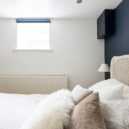 2 Double Bedroom Large Modern Self Contained Apartment Free Parking Camberley Eksteriør billede