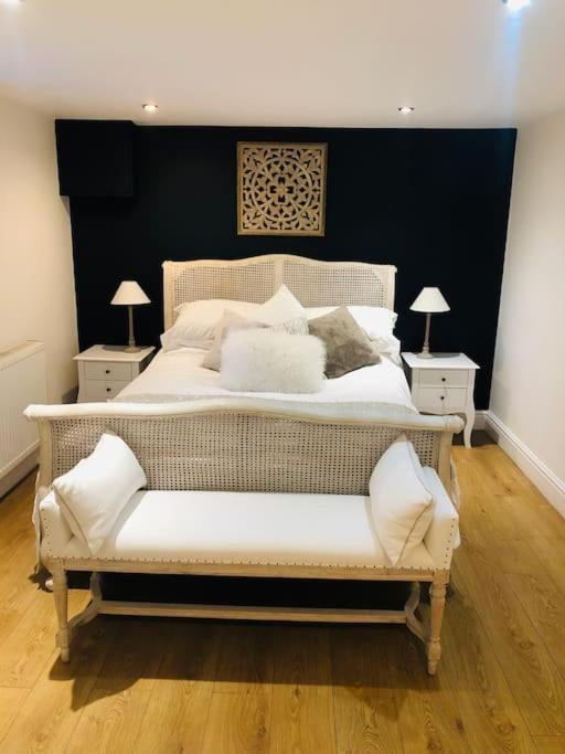 2 Double Bedroom Large Modern Self Contained Apartment Free Parking Camberley Eksteriør billede