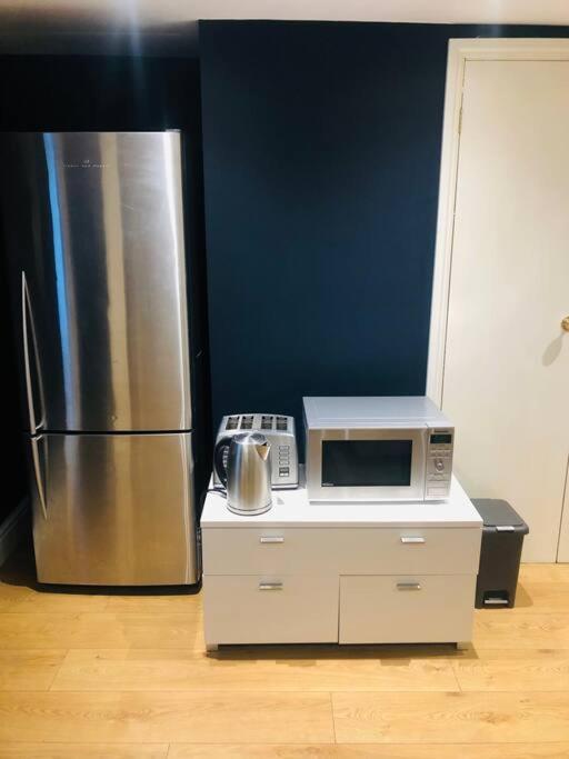 2 Double Bedroom Large Modern Self Contained Apartment Free Parking Camberley Eksteriør billede