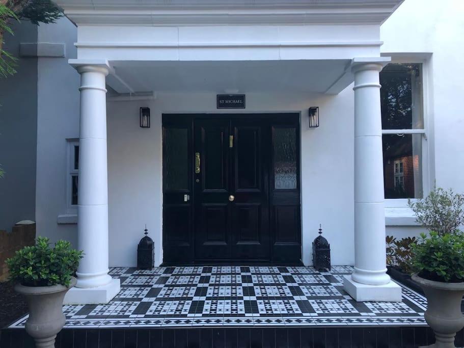 2 Double Bedroom Large Modern Self Contained Apartment Free Parking Camberley Eksteriør billede