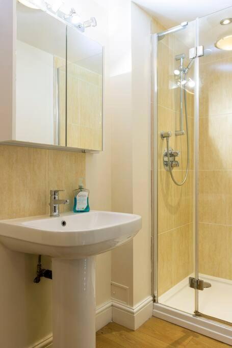 2 Double Bedroom Large Modern Self Contained Apartment Free Parking Camberley Eksteriør billede