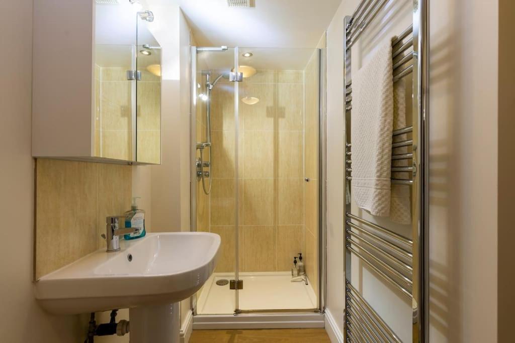 2 Double Bedroom Large Modern Self Contained Apartment Free Parking Camberley Eksteriør billede