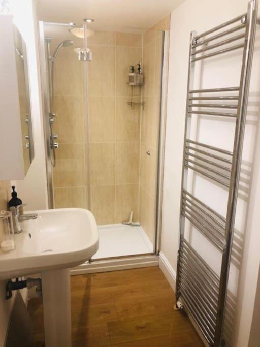 2 Double Bedroom Large Modern Self Contained Apartment Free Parking Camberley Eksteriør billede
