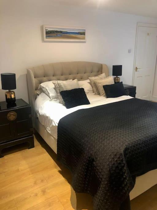 2 Double Bedroom Large Modern Self Contained Apartment Free Parking Camberley Eksteriør billede