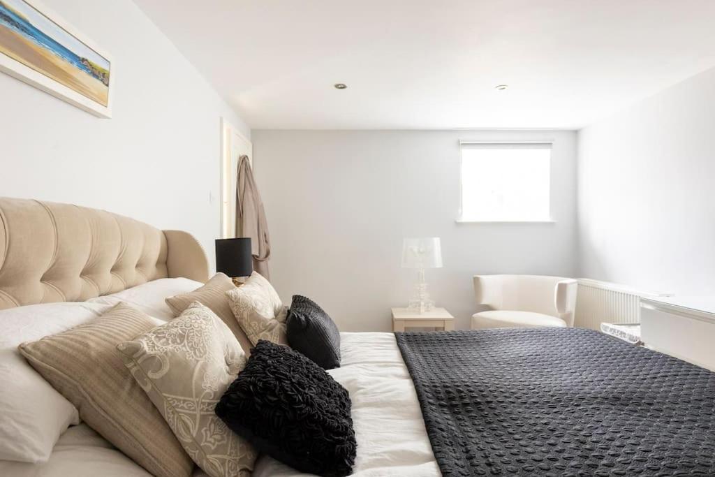 2 Double Bedroom Large Modern Self Contained Apartment Free Parking Camberley Eksteriør billede
