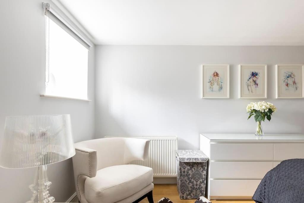 2 Double Bedroom Large Modern Self Contained Apartment Free Parking Camberley Eksteriør billede