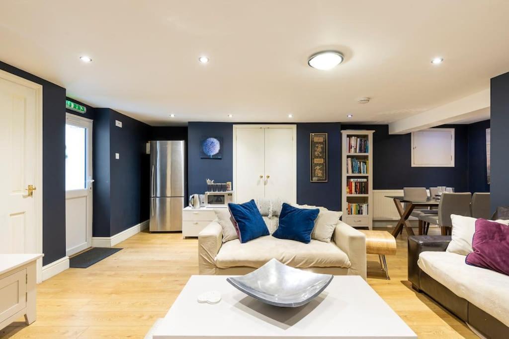 2 Double Bedroom Large Modern Self Contained Apartment Free Parking Camberley Eksteriør billede