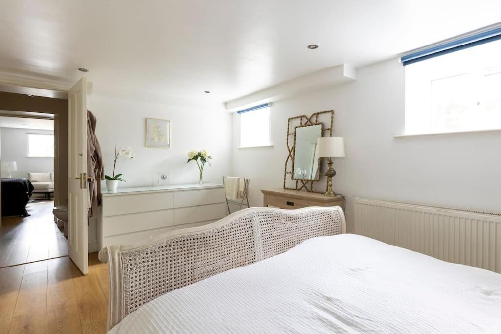 2 Double Bedroom Large Modern Self Contained Apartment Free Parking Camberley Eksteriør billede